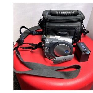 Sony Handycam DCR-DVD201 DVD Camcorder W/ Battery w/ Camera Bag Not Tested Pixel